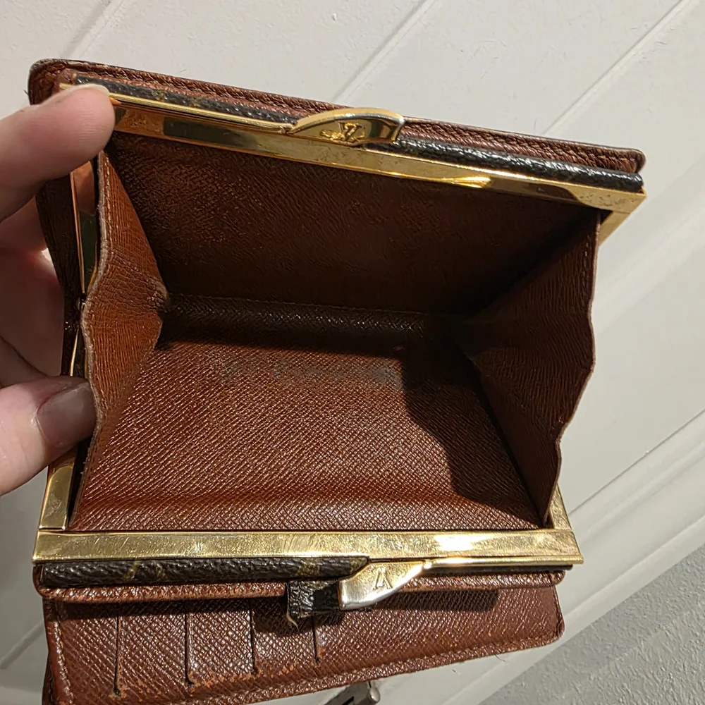 Louis Vuitton Damier Kisslock Monogram Wallet - Picture 10 of 11